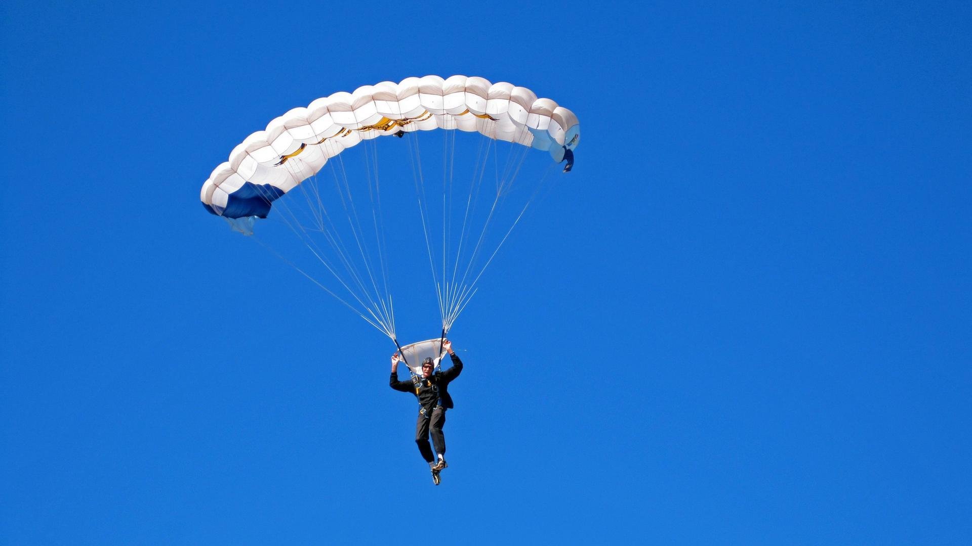 米兰体育app下载安装-特色主题足球训练营受欢迎，吸引大量青少年参加，青少年足球训练营简介